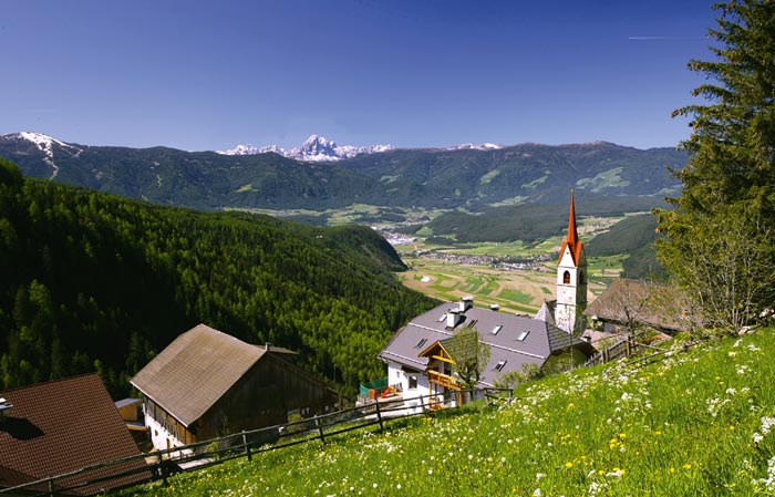Gasthof mit Kirchenblick