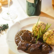 Speckknödel mit Gulasch